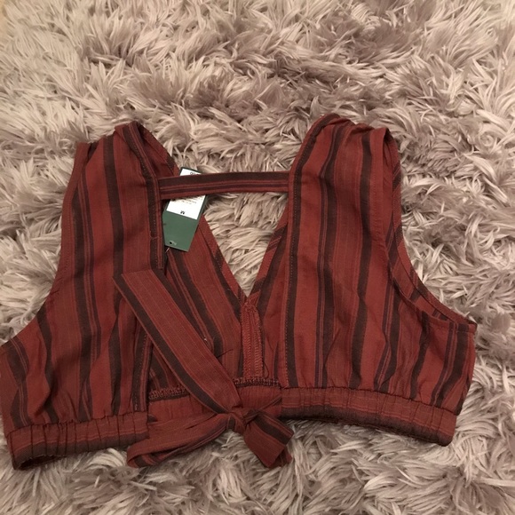 Crop top. - Picture 2 of 3